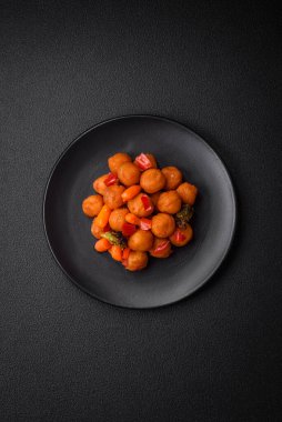 Sebzeli, tuzlu, baharatlı ve çimento kaplı lezzetli patates topları.