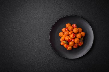 Sebzeli, tuzlu, baharatlı ve çimento kaplı lezzetli patates topları.