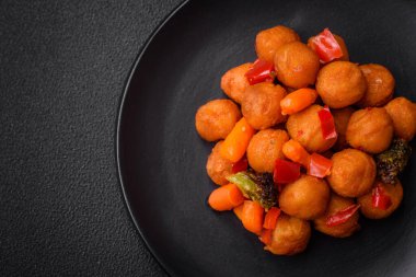 Sebzeli, tuzlu, baharatlı ve çimento kaplı lezzetli patates topları.