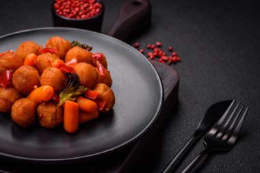 Sebzeli, tuzlu, baharatlı ve çimento kaplı lezzetli patates topları.