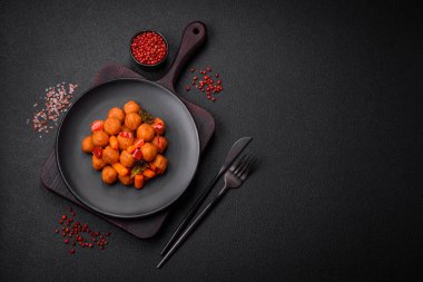 Sebzeli, tuzlu, baharatlı ve çimento kaplı lezzetli patates topları.