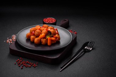 Sebzeli, tuzlu, baharatlı ve çimento kaplı lezzetli patates topları.