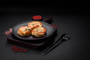 Peynirli, domatesli, tuzlu, baharatlı ve çimento kaplı lezzetli balık filetosu.