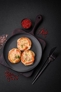 Peynirli, domatesli, tuzlu, baharatlı ve çimento kaplı lezzetli balık filetosu.