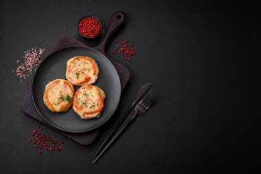 Peynirli, domatesli, tuzlu, baharatlı ve çimento kaplı lezzetli balık filetosu.