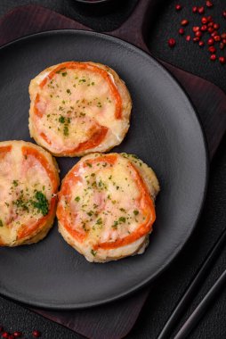 Peynirli, domatesli, tuzlu, baharatlı ve çimento kaplı lezzetli balık filetosu.