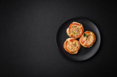 Peynirli, domatesli, tuzlu, baharatlı ve çimento kaplı lezzetli balık filetosu.