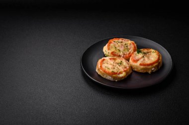 Peynirli, domatesli, tuzlu, baharatlı ve çimento kaplı lezzetli balık filetosu.