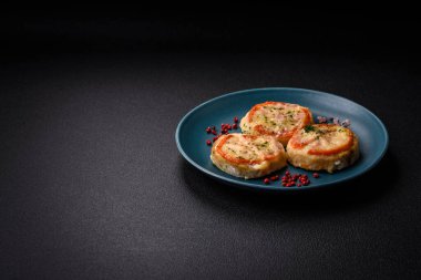 Peynirli, domatesli, tuzlu, baharatlı ve çimento kaplı lezzetli balık filetosu.