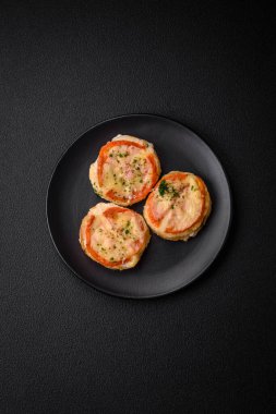 Peynirli, domatesli, tuzlu, baharatlı ve çimento kaplı lezzetli balık filetosu.