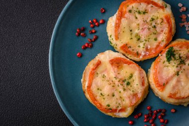 Peynirli, domatesli, tuzlu, baharatlı ve çimento kaplı lezzetli balık filetosu.