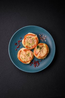 Peynirli, domatesli, tuzlu, baharatlı ve çimento kaplı lezzetli balık filetosu.