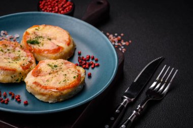 Peynirli, domatesli, tuzlu, baharatlı ve çimento kaplı lezzetli balık filetosu.