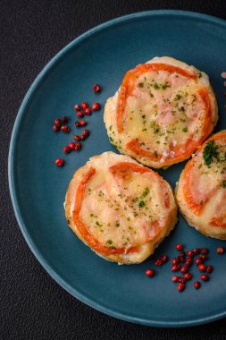 Peynirli, domatesli, tuzlu, baharatlı ve çimento kaplı lezzetli balık filetosu.