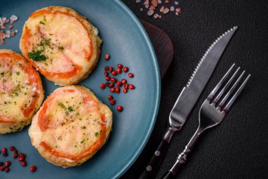 Peynirli, domatesli, tuzlu, baharatlı ve çimento kaplı lezzetli balık filetosu.