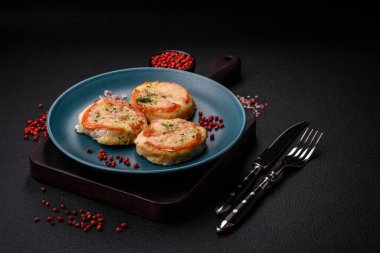 Peynirli, domatesli, tuzlu, baharatlı ve çimento kaplı lezzetli balık filetosu.