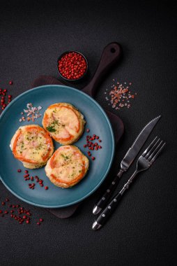 Peynirli, domatesli, tuzlu, baharatlı ve çimento kaplı lezzetli balık filetosu.