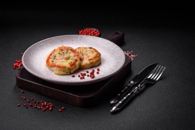 Peynirli, domatesli, tuzlu, baharatlı ve çimento kaplı lezzetli balık filetosu.