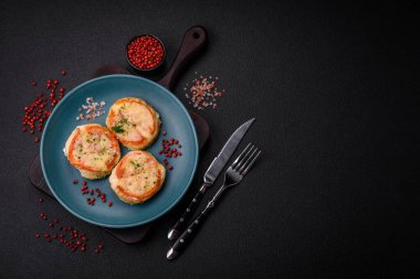 Peynirli, domatesli, tuzlu, baharatlı ve çimento kaplı lezzetli balık filetosu.