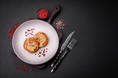 Peynirli, domatesli, tuzlu, baharatlı ve çimento kaplı lezzetli balık filetosu.