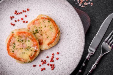 Peynirli, domatesli, tuzlu, baharatlı ve çimento kaplı lezzetli balık filetosu.