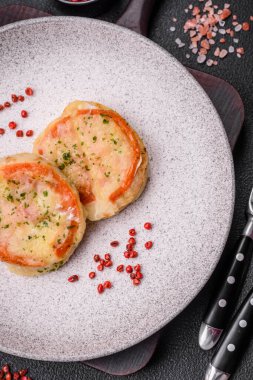 Peynirli, domatesli, tuzlu, baharatlı ve çimento kaplı lezzetli balık filetosu.