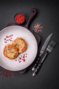 Peynirli, domatesli, tuzlu, baharatlı ve çimento kaplı lezzetli balık filetosu.