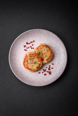 Peynirli, domatesli, tuzlu, baharatlı ve çimento kaplı lezzetli balık filetosu.