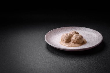 Kıymalı tavuktan lezzetli köfteler ya da seramik tabakta tuz ve baharatlı ekşi krema soslu hindi.