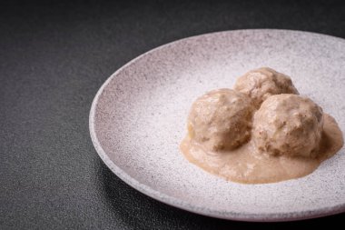 Kıymalı tavuktan lezzetli köfteler ya da seramik tabakta tuz ve baharatlı ekşi krema soslu hindi.