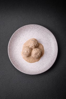 Kıymalı tavuktan lezzetli köfteler ya da seramik tabakta tuz ve baharatlı ekşi krema soslu hindi.