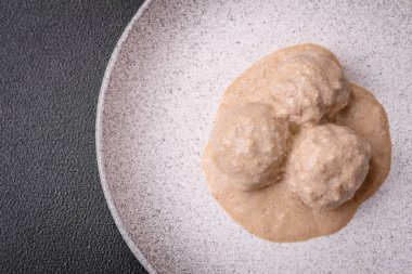 Kıymalı tavuktan lezzetli köfteler ya da seramik tabakta tuz ve baharatlı ekşi krema soslu hindi.