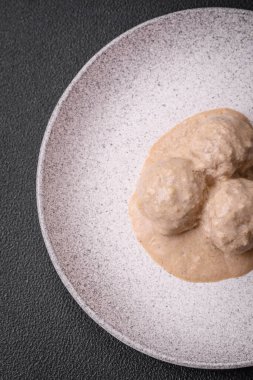 Kıymalı tavuktan lezzetli köfteler ya da seramik tabakta tuz ve baharatlı ekşi krema soslu hindi.