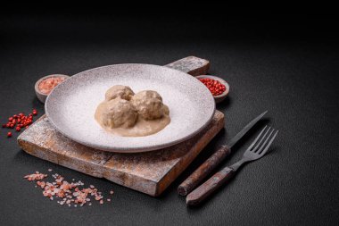 Kıymalı tavuktan lezzetli köfteler ya da seramik tabakta tuz ve baharatlı ekşi krema soslu hindi.