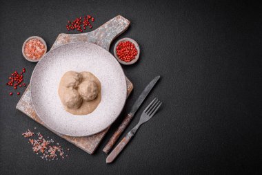 Kıymalı tavuktan lezzetli köfteler ya da seramik tabakta tuz ve baharatlı ekşi krema soslu hindi.