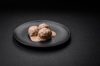 Kıymalı tavuktan lezzetli köfteler ya da seramik tabakta tuz ve baharatlı ekşi krema soslu hindi.