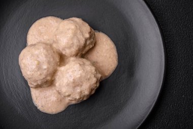 Kıymalı tavuktan lezzetli köfteler ya da seramik tabakta tuz ve baharatlı ekşi krema soslu hindi.