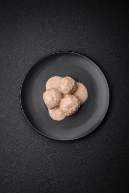 Kıymalı tavuktan lezzetli köfteler ya da seramik tabakta tuz ve baharatlı ekşi krema soslu hindi.