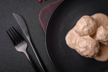 Kıymalı tavuktan lezzetli köfteler ya da seramik tabakta tuz ve baharatlı ekşi krema soslu hindi.