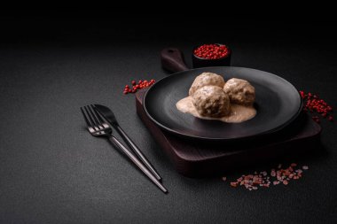 Kıymalı tavuktan lezzetli köfteler ya da seramik tabakta tuz ve baharatlı ekşi krema soslu hindi.