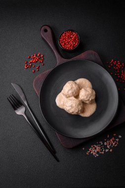 Kıymalı tavuktan lezzetli köfteler ya da seramik tabakta tuz ve baharatlı ekşi krema soslu hindi.