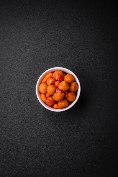 Sebzeli, tuzlu, baharatlı ve çimento kaplı lezzetli patates topları.