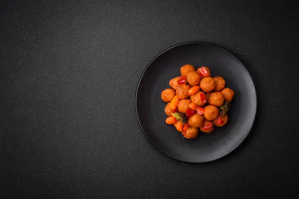 Sebzeli, tuzlu, baharatlı ve çimento kaplı lezzetli patates topları.