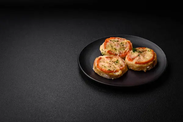 Peynirli, domatesli, tuzlu, baharatlı ve çimento kaplı lezzetli balık filetosu.