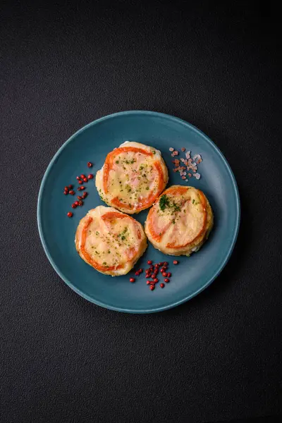 Peynirli, domatesli, tuzlu, baharatlı ve çimento kaplı lezzetli balık filetosu.