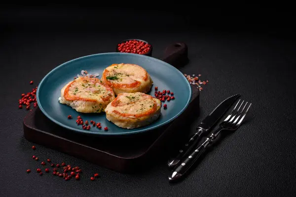 Peynirli, domatesli, tuzlu, baharatlı ve çimento kaplı lezzetli balık filetosu.