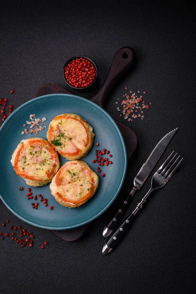 Peynirli, domatesli, tuzlu, baharatlı ve çimento kaplı lezzetli balık filetosu.