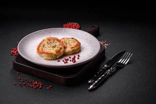 Peynirli, domatesli, tuzlu, baharatlı ve çimento kaplı lezzetli balık filetosu.