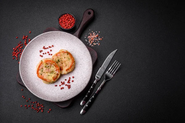 Peynirli, domatesli, tuzlu, baharatlı ve çimento kaplı lezzetli balık filetosu.