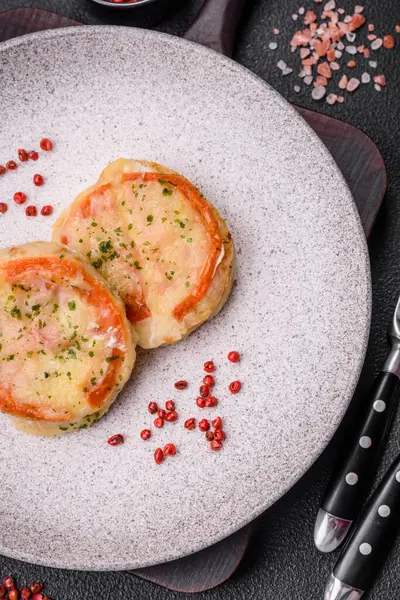 Peynirli, domatesli, tuzlu, baharatlı ve çimento kaplı lezzetli balık filetosu.